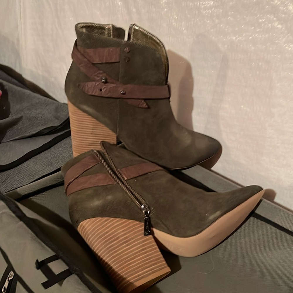Olive green suede shooties zip side.  Great for fall, thick cork look heels